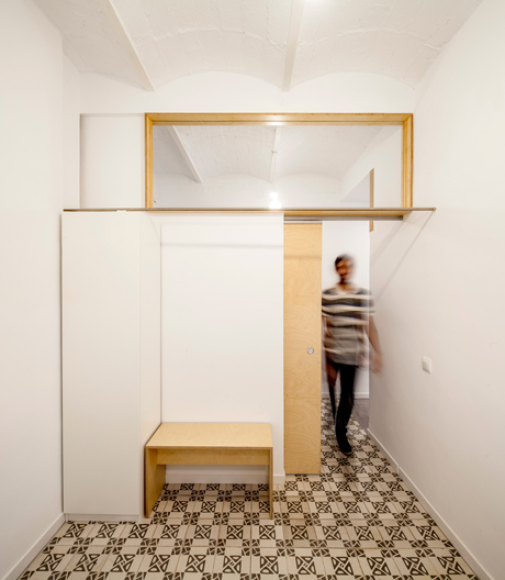 Wenig kann viel sein: Aus 70 Quadratmetern Altbauwohnung schuf Adrian Elizalde ein kleines Raumwunder.