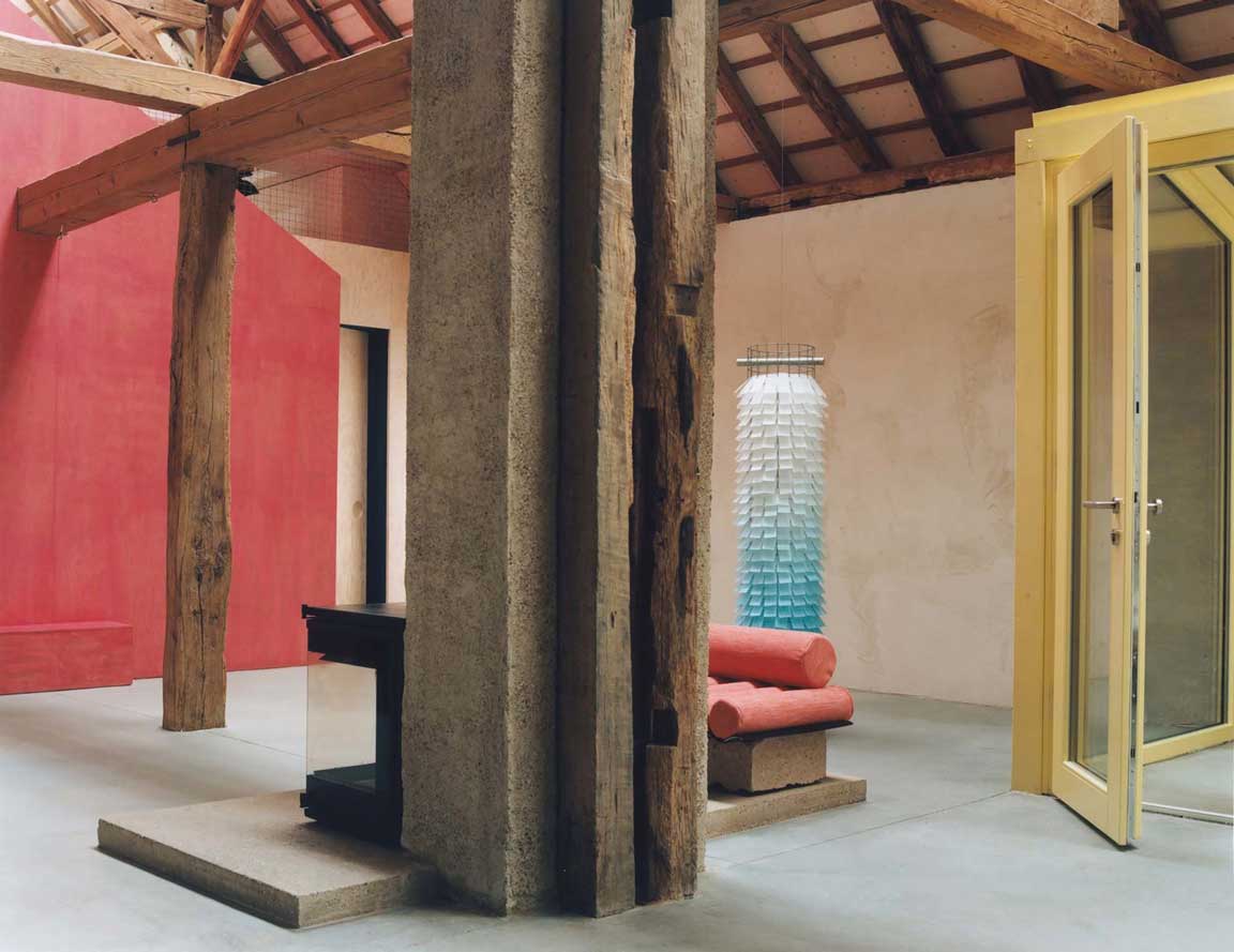 Farbenfroher Umbau eines alten Wirtschaftsgebäudes in der Pfalz