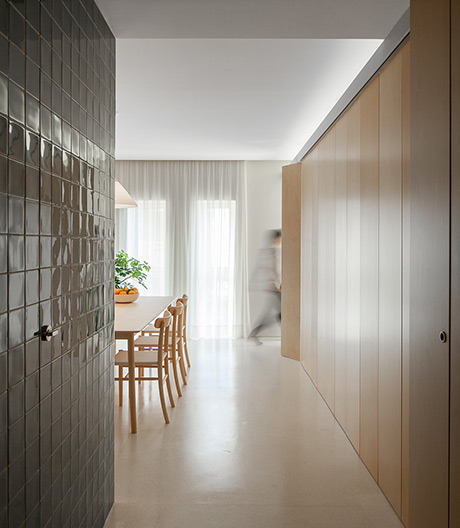 Wende um 180 Grad: In diesem Ferienapartment in Portugal haben Merooficina Flexibilität und Offenheit geschaffen.