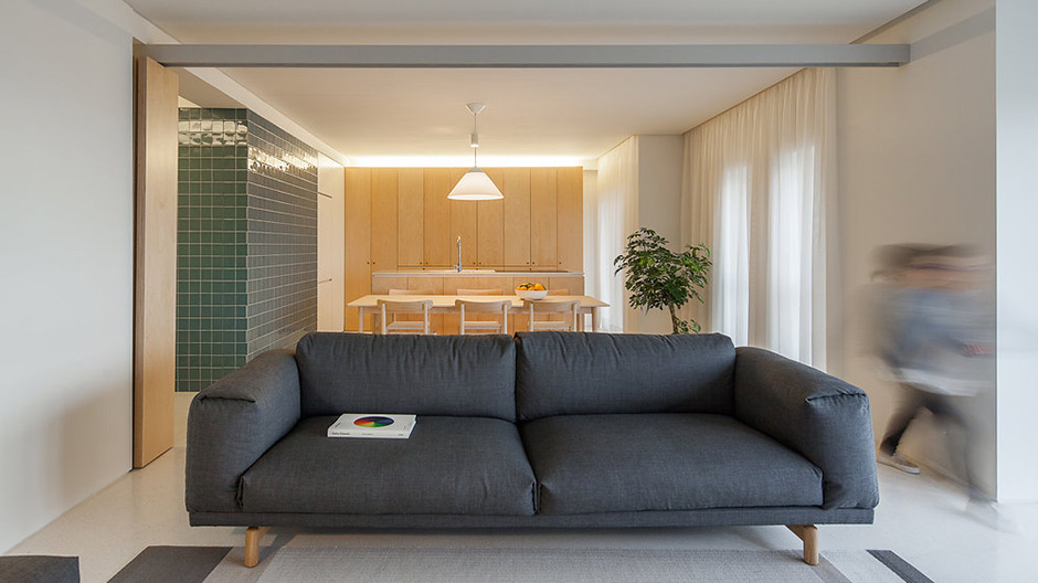 Wende um 180 Grad: In diesem Ferienapartment in Portugal haben Merooficina Flexibilität und Offenheit geschaffen.