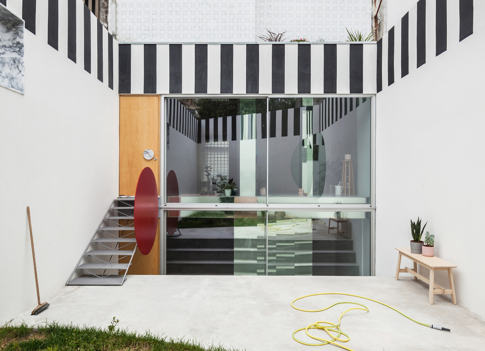 Poppiger Umbau von Fala Atelier in Porto