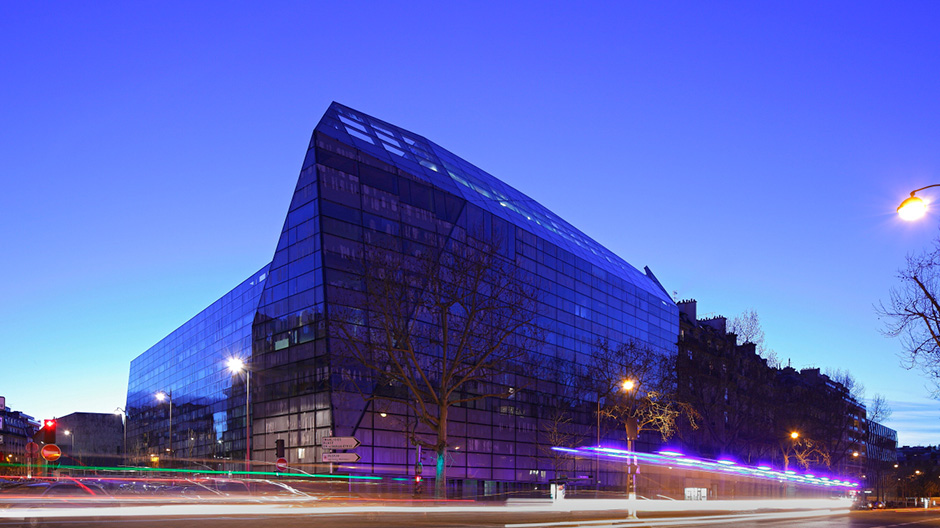 In Glas gekleidet, komplett weiß gehalten und mit einem grünen Herzen: Klinik von Jean Nouvel in Paris.
