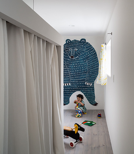 Verschlossen und offen zugleich: ein Einfamilienhaus in Japan löst die Privatsphäre radikal auf.