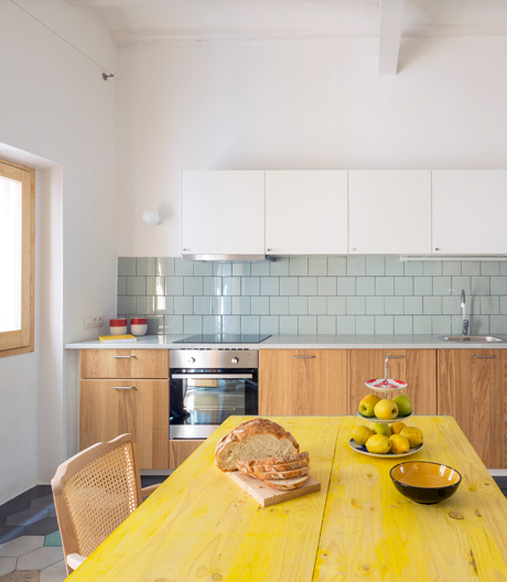 Intim und transparent: Dank kluger 2-in-1-Lösungen passt sich ein Umbau in Barcelona flexibel an seine Bewohner an.