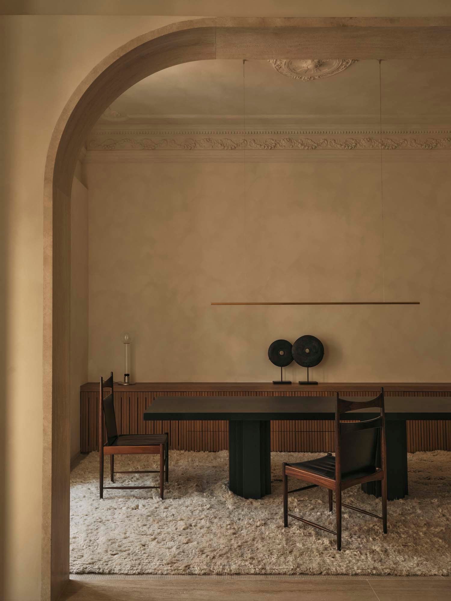 Balzar Arquitectos gestalten eine Altbauwohnung mit Wabi-Sabi-Ästhetik