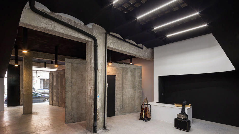 Ästhetischer Hardrock für Schlagzeug und Klavier: Eine Musikschule von CUAC Arquitectura in Granada.