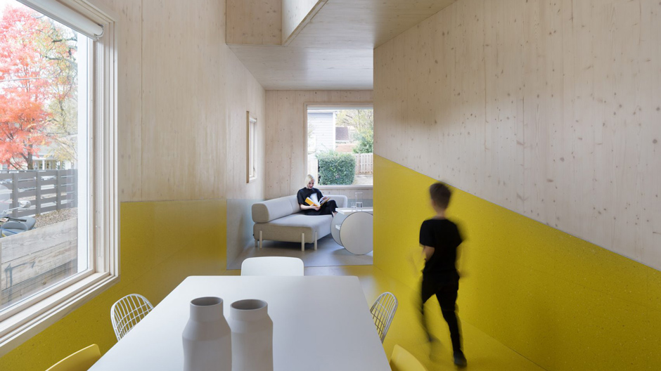 Theorie trifft Protest: Holzhaus von Jennifer Bonner.