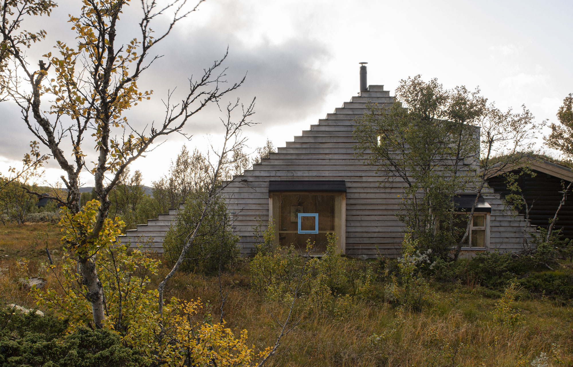 Hütte mit Skisprungschanze von Gartnerfuglen Arkitekter in Norwegen