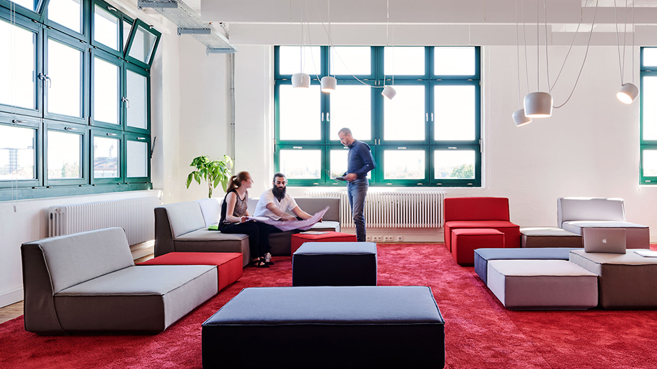 Die Architekten von HDR besprechen ihre Entwürfe auf einer bunten Sofalandschaft von Cubit.