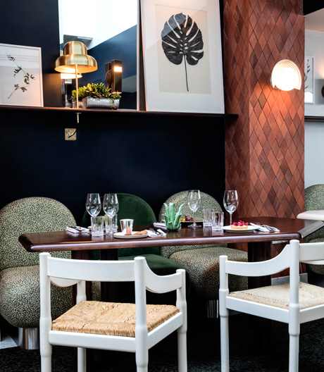 Dieses Hotel bewegt sich zwischen Midcentury, Space Age und Postmoderne – farblich wie formal.