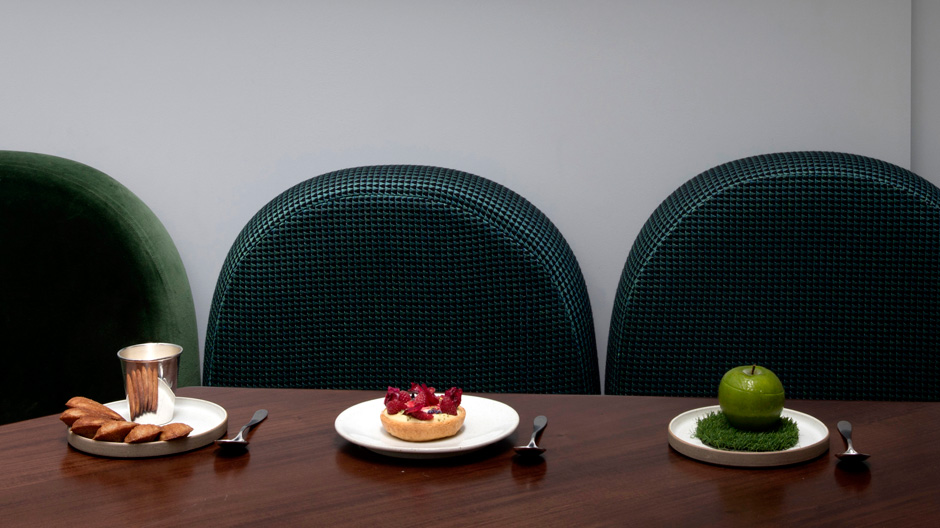Dieses Hotel bewegt sich zwischen Midcentury, Space Age und Postmoderne – farblich wie formal.