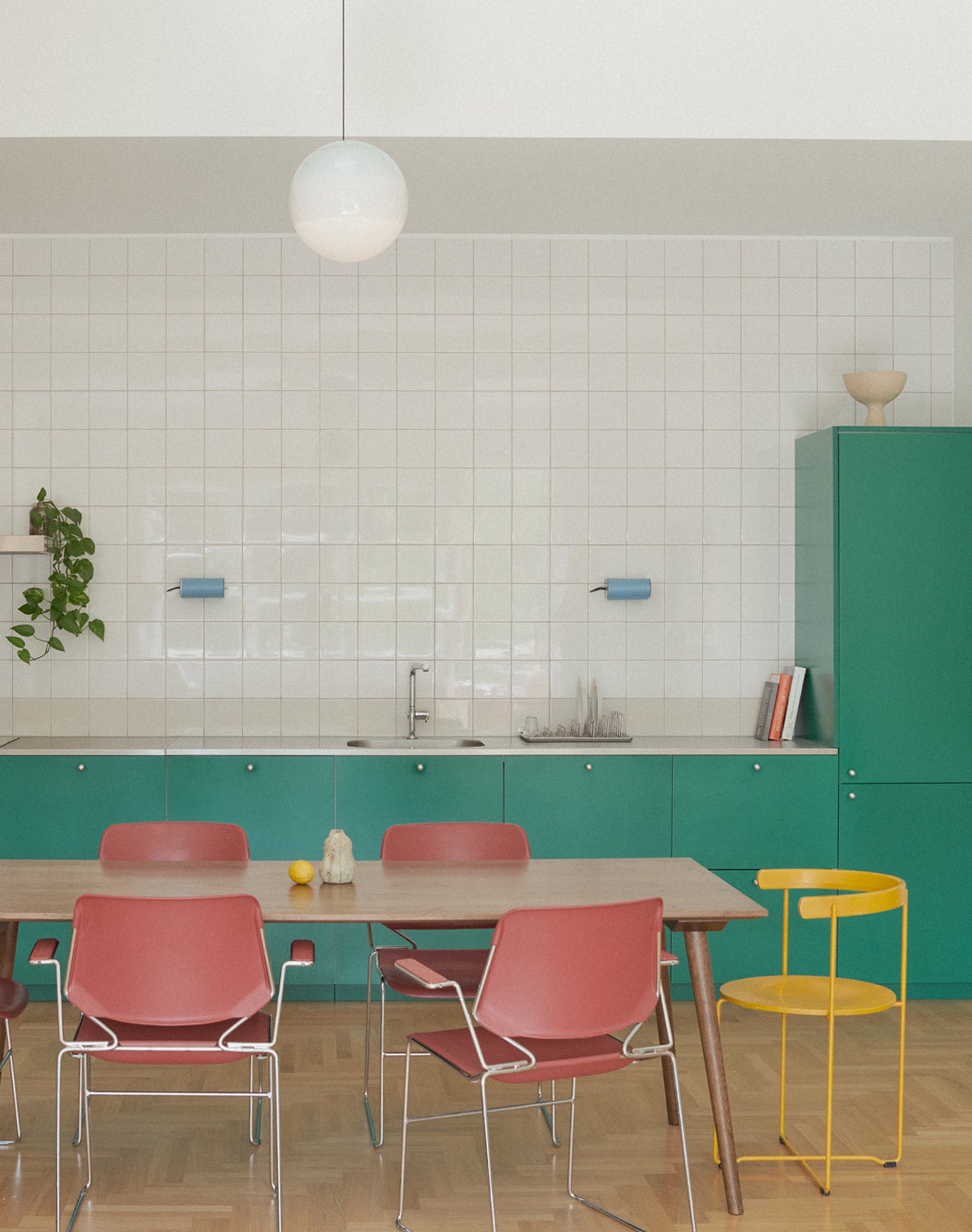 Umbau einer Dreißigerjahre-Wohnung von Sarolta Hüttl