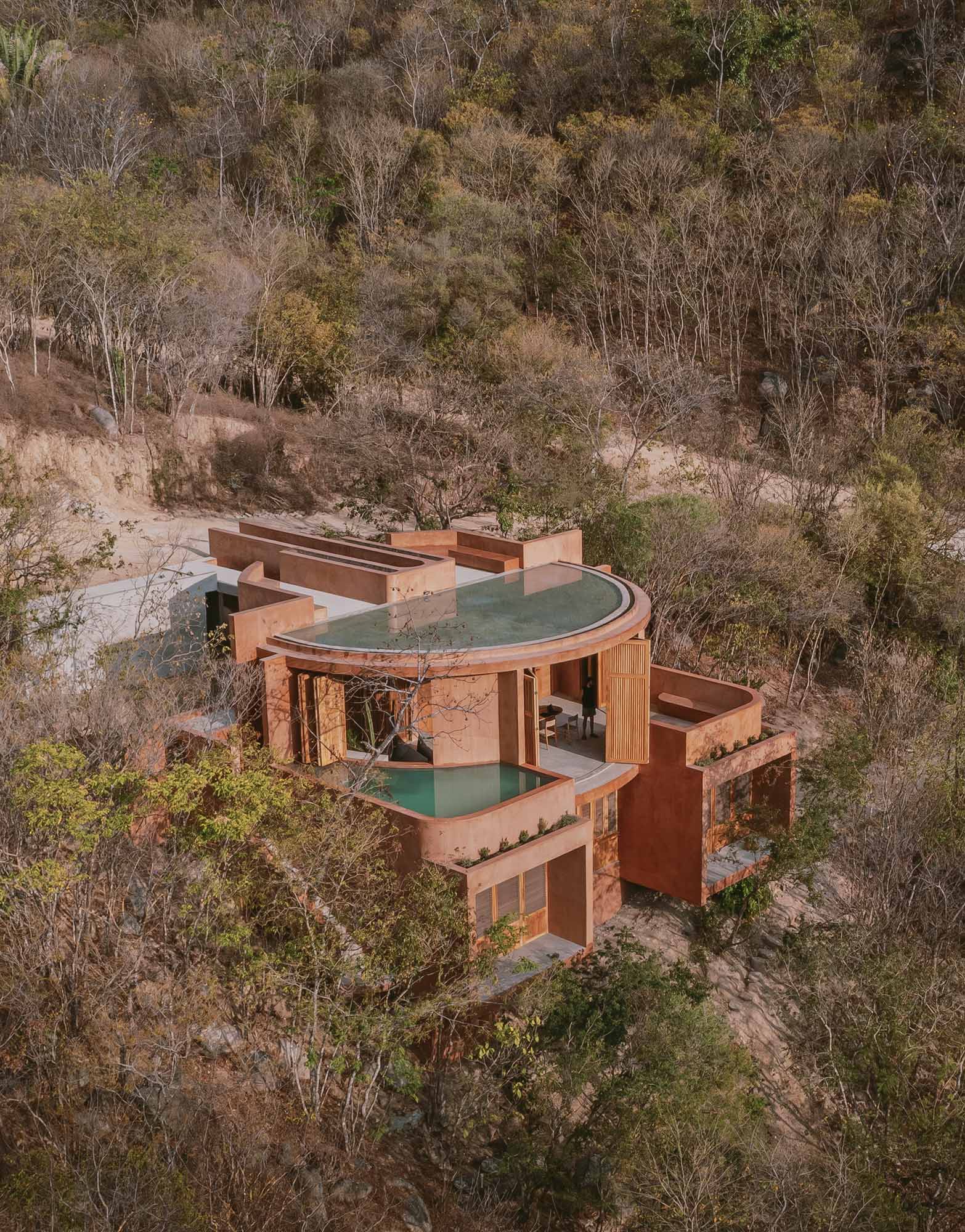 Unkonventionelles Einfamilienhaus in Mexiko von Espacio 18 Arquitectura