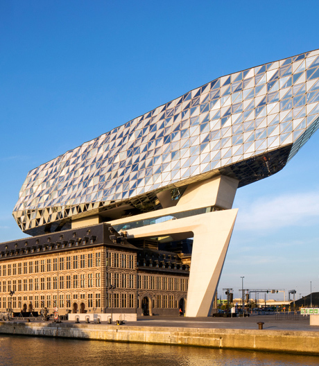 Das Havenhuis von Zaha Hadid ist das neue Wahrzeichen des Antwerpener Hafens.
