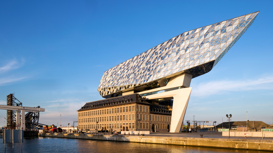 Das Havenhuis von Zaha Hadid ist das neue Wahrzeichen des Antwerpener Hafens.