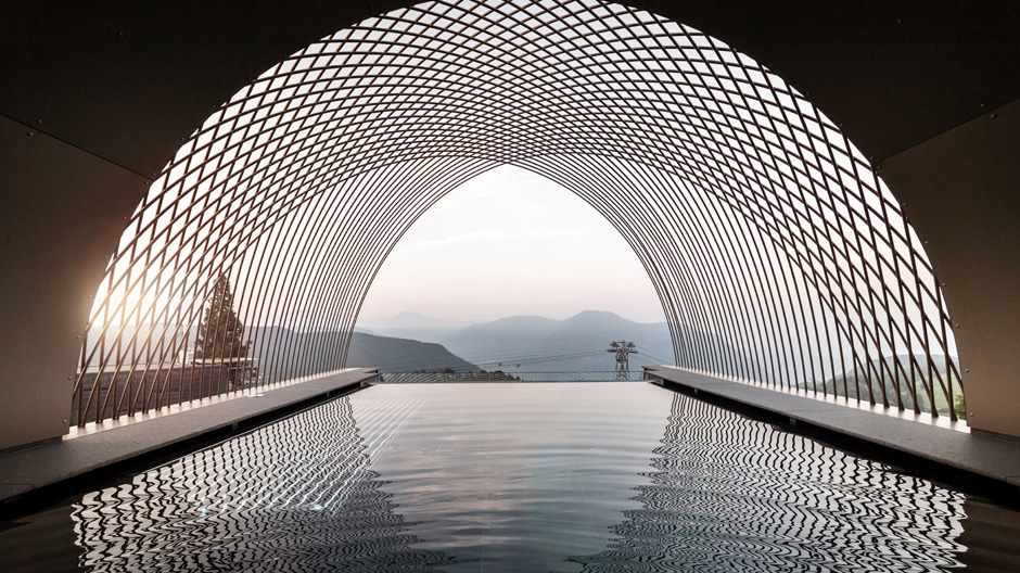Schwimmen unterm Metallgeflecht: das Bozener Hotel Gloriette.