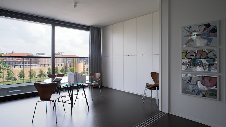 Das Berliner Stadthaus des Architektenduos Heide & von Beckerath beeindruckt mit offenen Innenräumen.