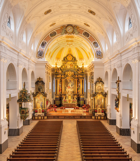 Wallfahrtskirche im neuen Licht: LED-Bänder inszenieren Chor und Gewölbe.