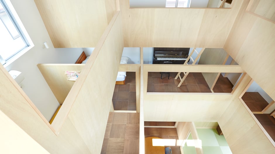 Plastische Geometrie aus Holzbalken: Ein japanisches Minihaus überrascht mit seinem Innenleben.