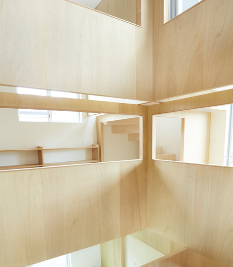 Plastische Geometrie aus Holzbalken: Ein japanisches Minihaus überrascht mit seinem Innenleben.