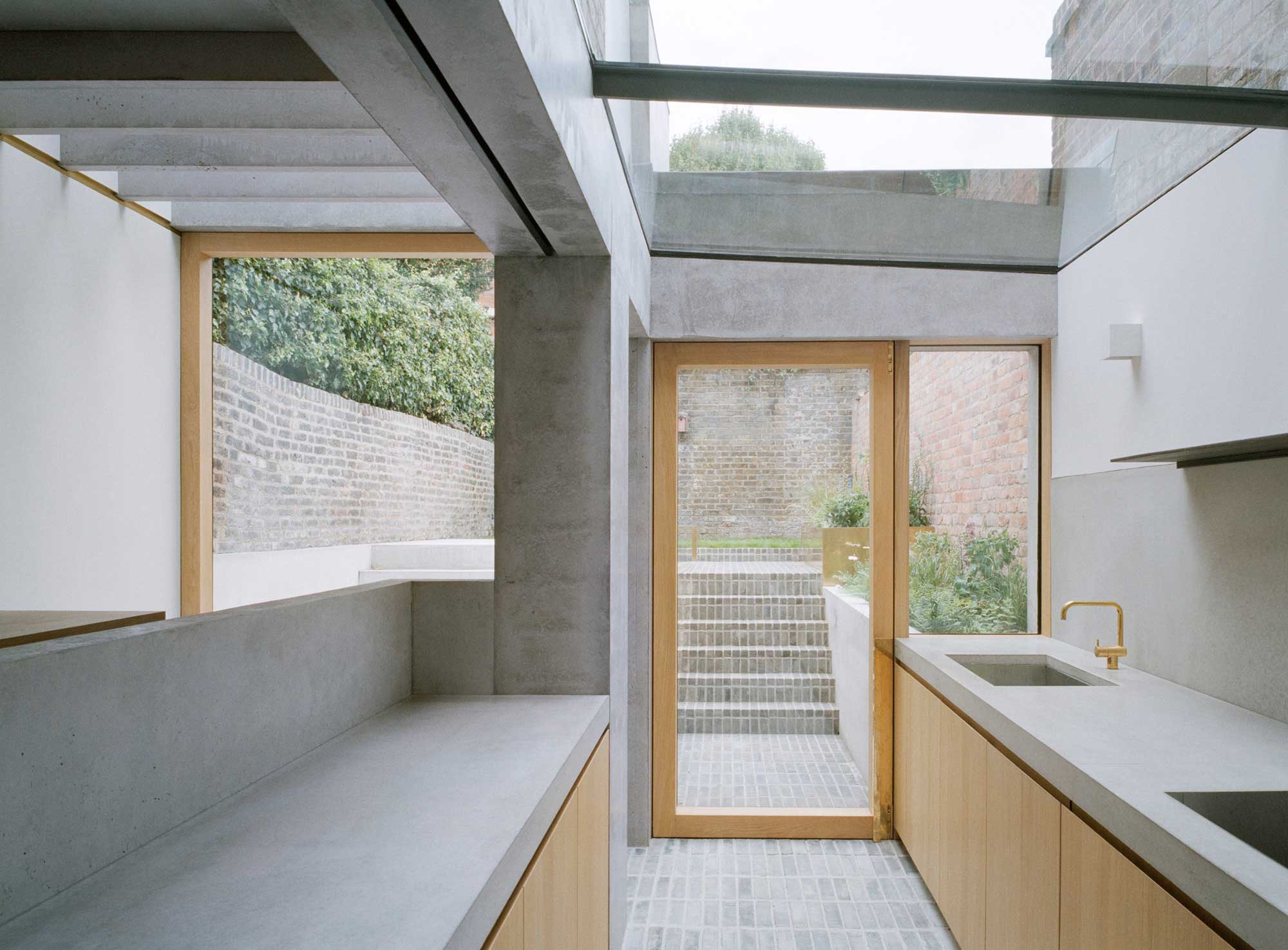 Brutalistischer Anbau von McLaren Excell in London