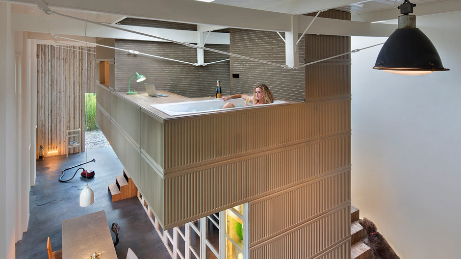 Schwebende Badewanne und Hülle aus Heizkörpern: In diesem Utrechter Wohn- und Atelierhaus ist alles aus recycelten Materialien hergestellt.