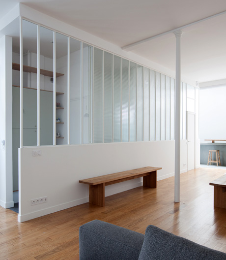 Atelier Premier Etage haben 120 Quadratmeter in Paris renoviert und mit evidenter Gestaltungsphilosophie als Zweitwohnung eingerichtet.