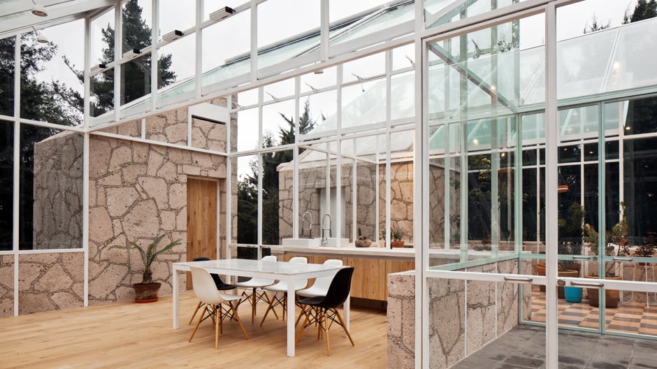 Für eine junge Familie im mexikanischen Jilotepec entwarf das Büro Lorenzo Alvarez Arquitectos ein Haus aus Licht und Luft.