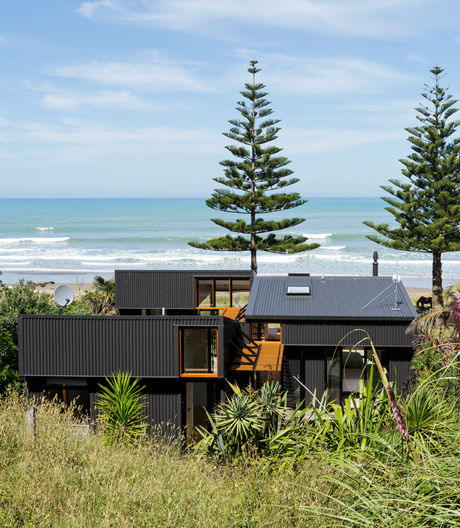 Ein neuseeländisches Architektenduo holt mit diesen Strandhäusern das Gefühl des Surfens in den Wohnraum.