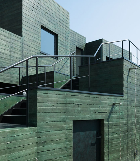 Architektur in Stücken: ein verschachteltes Wohnhausexperiment am Hang des japanischen  Ikoma-Bergs. 