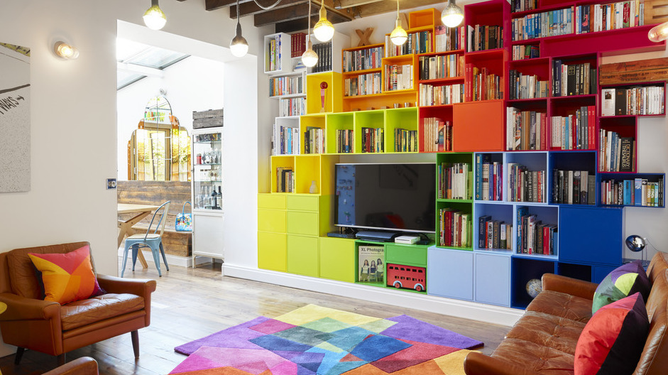 Riesige Regalwand aus 61 Modulen: Der farbenfrohe Umbau eines historischen Apartments in London.