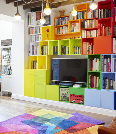 Riesige Regalwand aus 61 Modulen: Der farbenfrohe Umbau eines historischen Apartments in London.