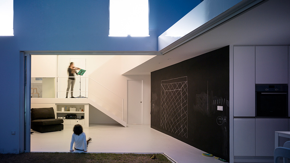 Inspiriert von der Musik, bietet dieses winzige Reihenhaus nun transparente Räume und fließende Übergänge.