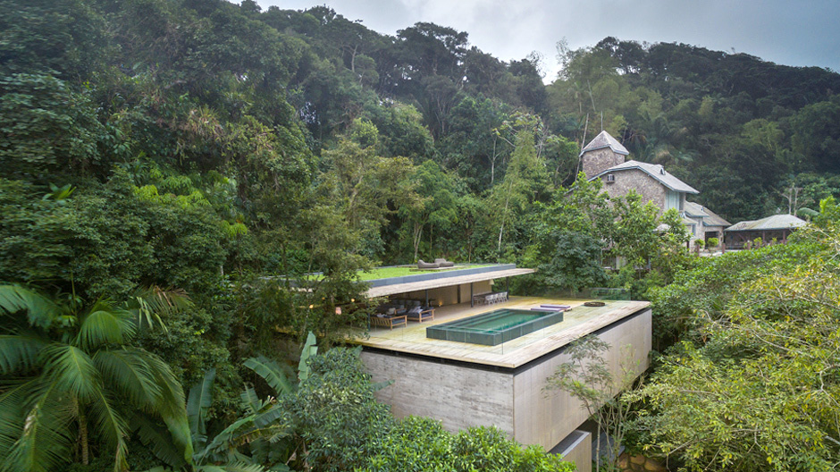 Welcome to the jungle: Ein brasilianisches Feriendomizil aus gestapelten Beton- und Holzkisten macht die Natur zum Hauptakteur seiner Inszenierung.