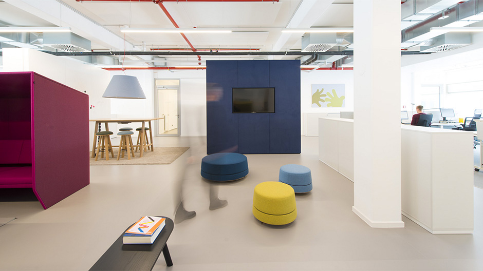 Wenn sich Arbeitsprozesse ändern sollen, helfen neue Räume und neue Möbel: Bürointerior in Köln von Sam und Plankton gestalten.