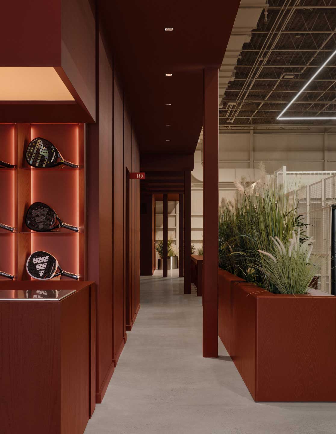 Falunroter Sportkosmos in Montreal von Ivy Studio