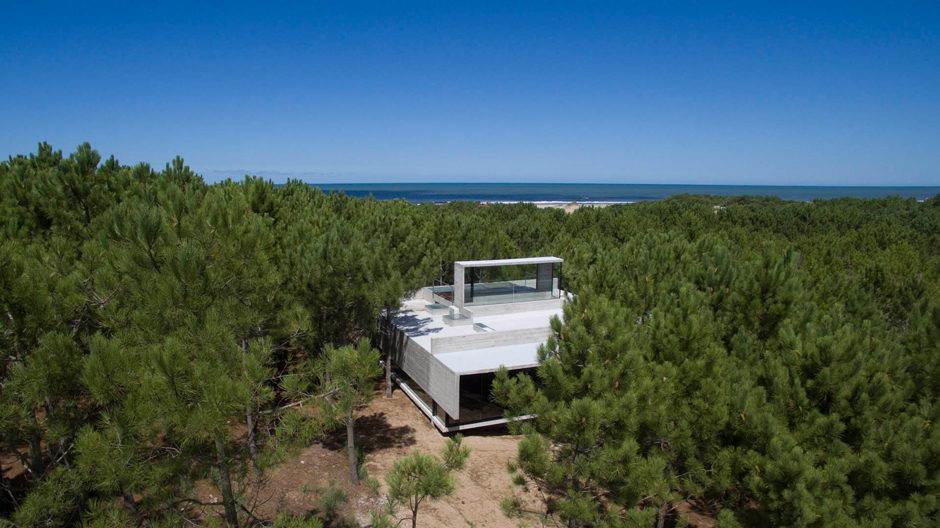 Steinernes Ufo im Pinienwald: Ein Feriendomizil an der argentinischen Atlantikküste.