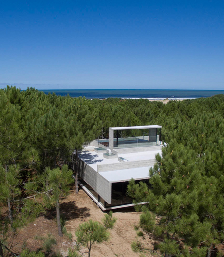 Steinernes Ufo im Pinienwald: Ein Feriendomizil an der argentinischen Atlantikküste.