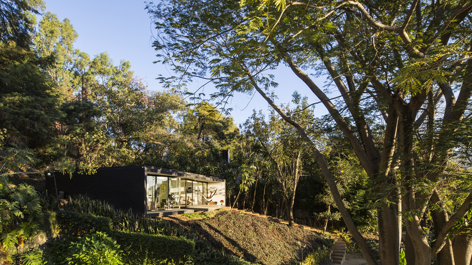Bruch im Fundament und schwarzer Beton: Ein Ferienhaus im mexikanischen Tepoztlán verschmilzt mit seinem Kontext.
