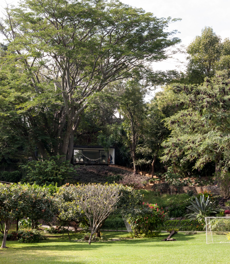 Bruch im Fundament und schwarzer Beton: Ein Ferienhaus im mexikanischen Tepoztlán verschmilzt mit seinem Kontext.
