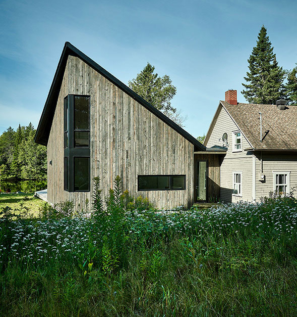 Altbau mit Anbau in Kanada von Anik Péloquin