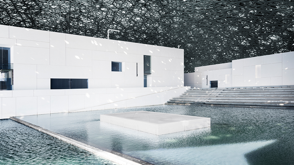 Lichtregen in der Wüste: Nach zehn Jahren Planung und Bauzeit hat das erste Museum auf der Insel Saadiyat eröffnet.