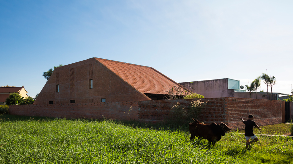 Der Bau des Architekturbüros Tropical Space passt sich dem tropischen Klima seines Standorts an und ist immer gut durchlüftet.