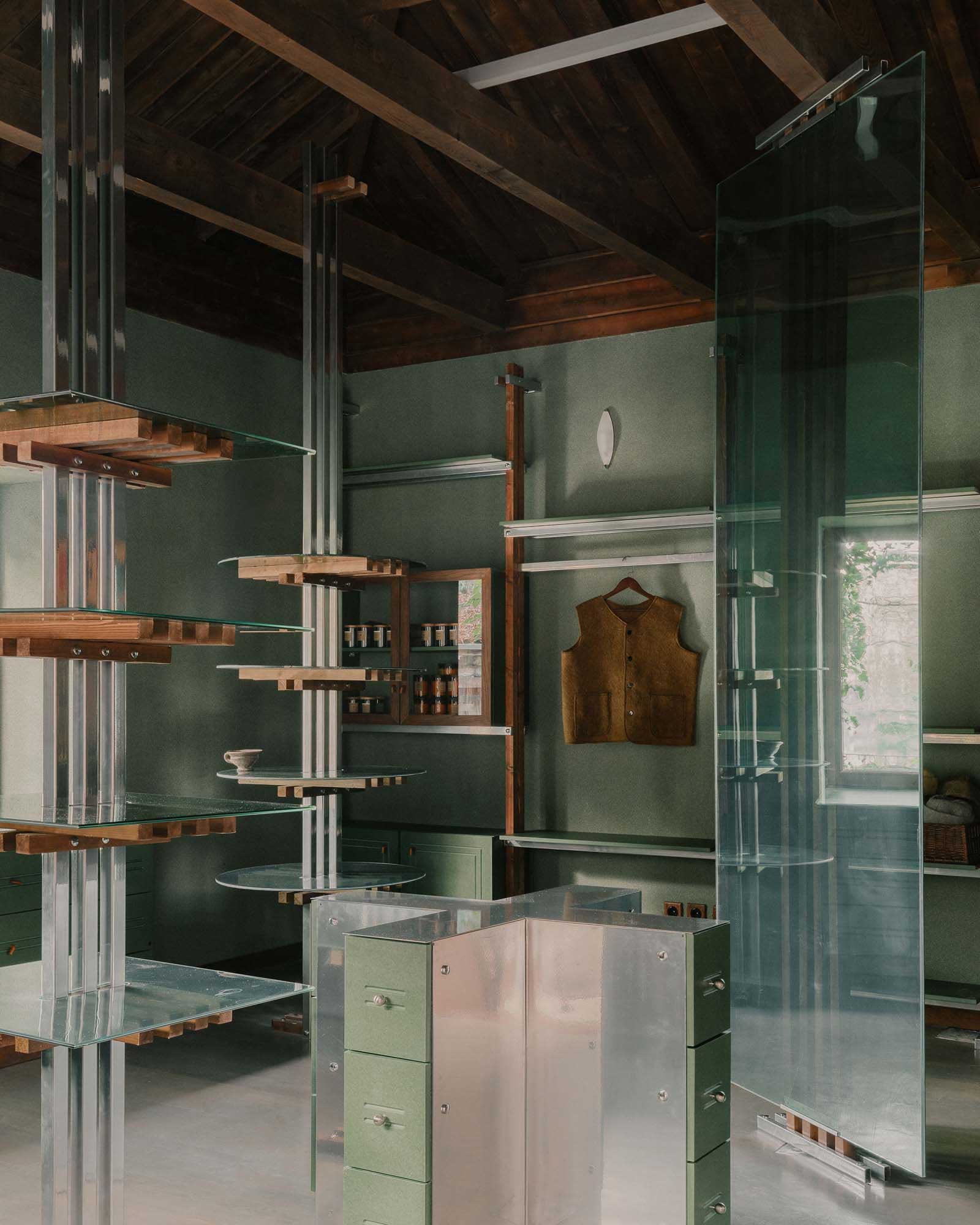 Shop-Interior in Georgien von Studio Gypsandconcrete