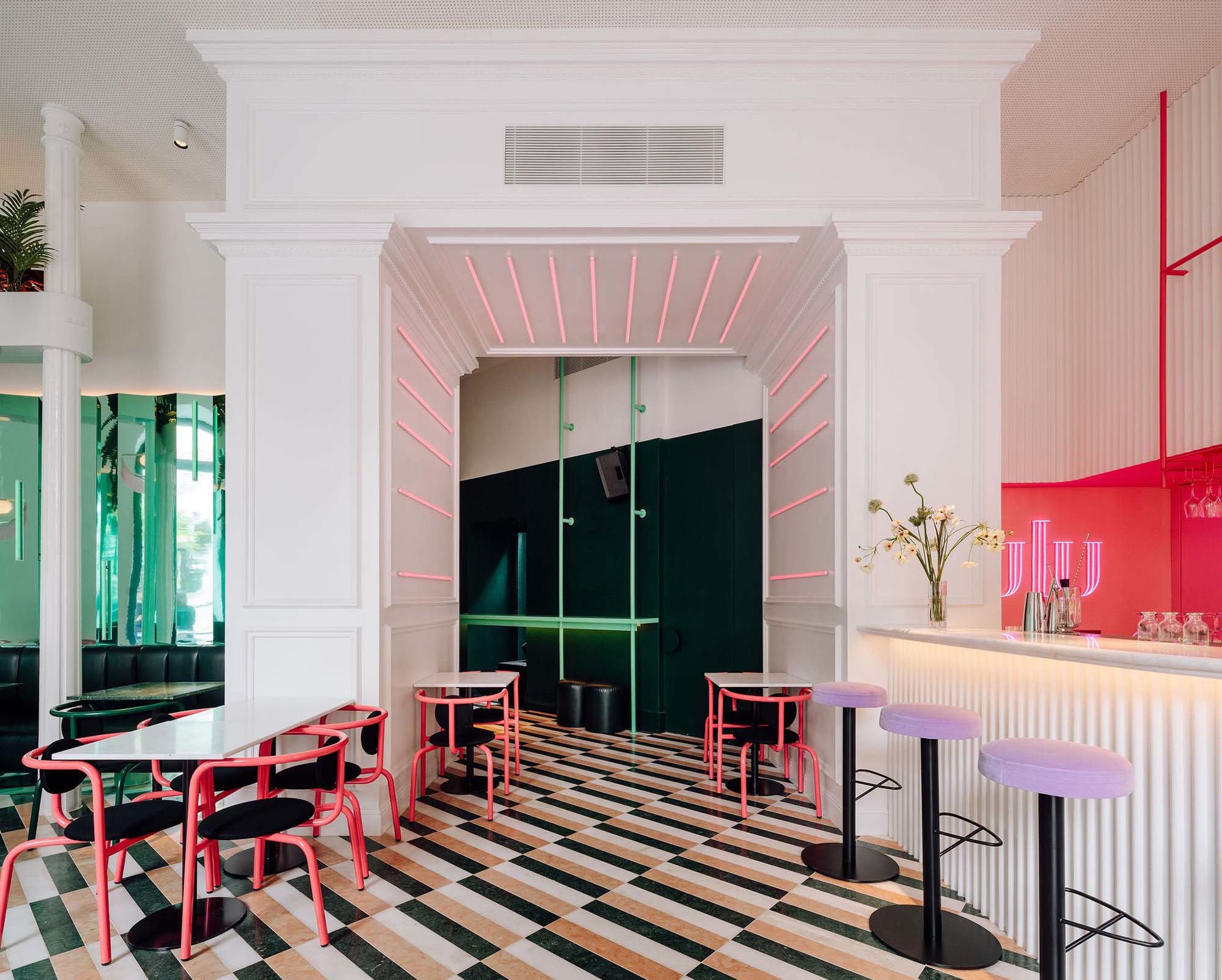 Im Restaurant von DC.AD trifft Art déco auf Neonlicht