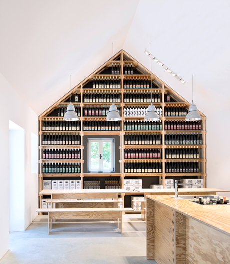 In Niederösterreich dient ein winziges Haus als stattliche Tribüne für Wein und Besucher.