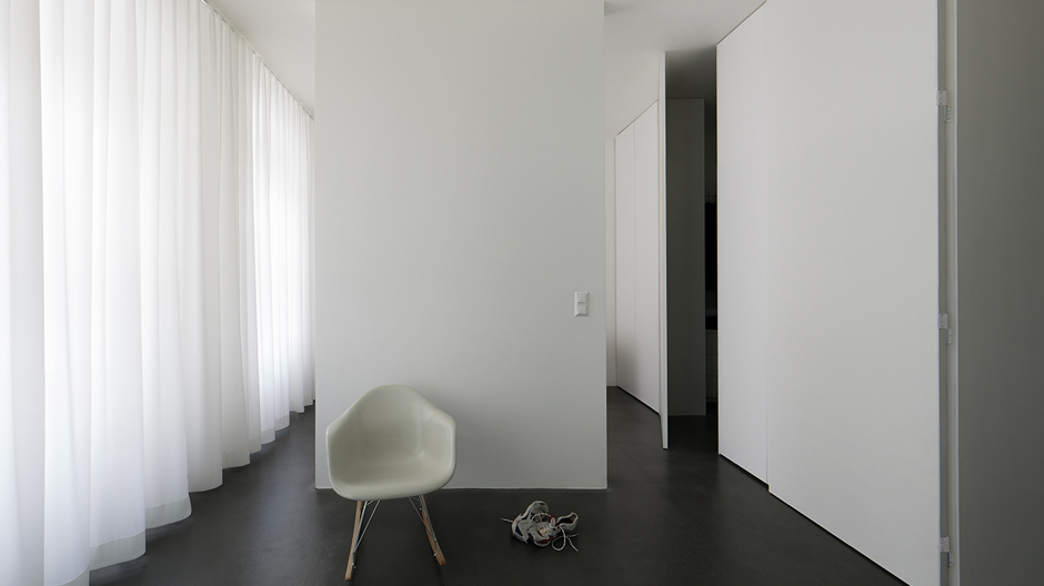 Minimaler Schick auf minimaler Fläche: Diese Altbauwohnung in Berlin-Kreuzberg glänzt durch gute Organisation.