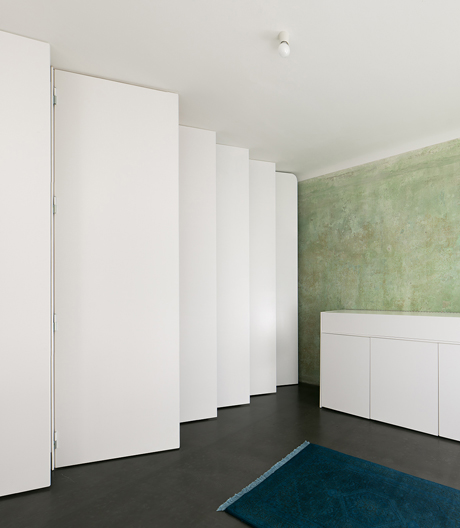 Minimaler Schick auf minimaler Fläche: Diese Altbauwohnung in Berlin-Kreuzberg glänzt durch gute Organisation.