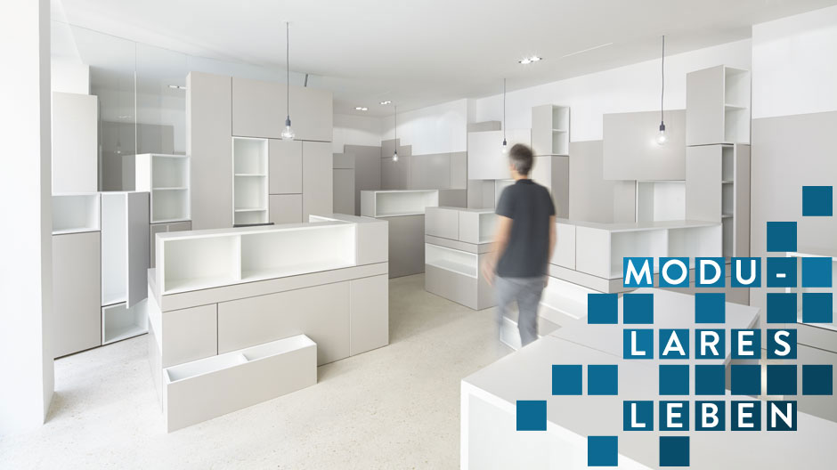 Umbau inklusive: Das Pariser Büro einer Grafikagentur setzt auf Stapelware.