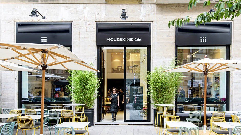 Für die Macher der legendären Notizbücher hat Interbrand ein kluges Konzept erdacht: ein Café im Herzen der italienischen Designmetropole.